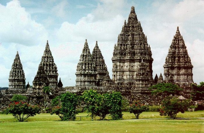 perbedaan candi borobudur dan candi prambanan terbaru